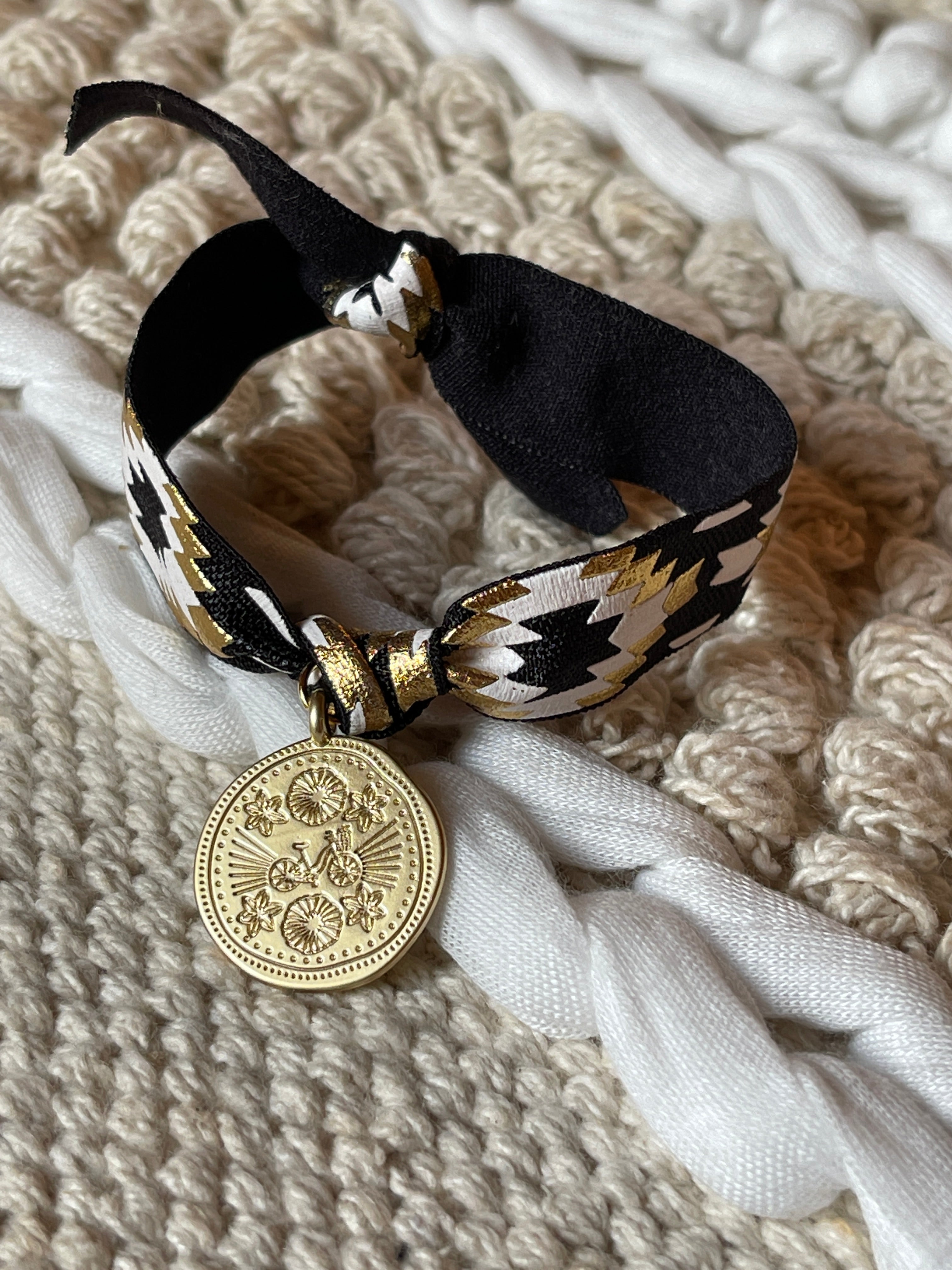 Médaille + ruban ethnique NOIR